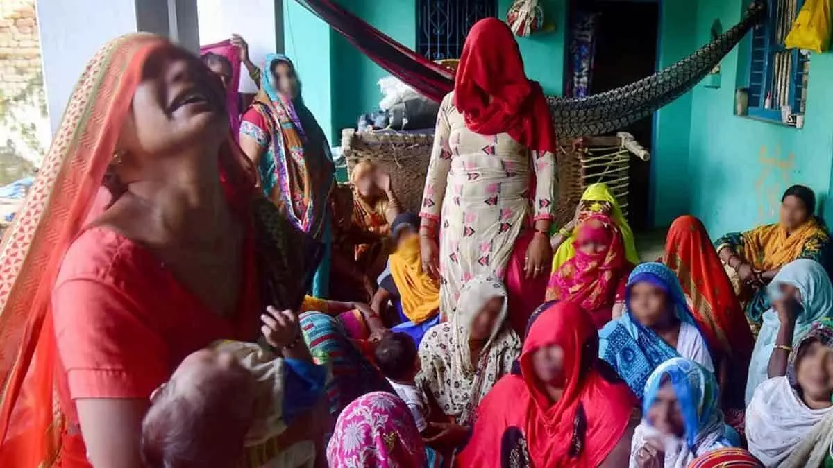 हाथरस गैंगरेप केस: भाई का आरोप- DM ने पीड़िता के पिता को सीने पर मारी लात, हुए बेहोश हाथरस गैंगरेप केस: भाई का आरोप- DM ने पीड़िता के पिता को सीने पर मारी लात, हुए बेहोश