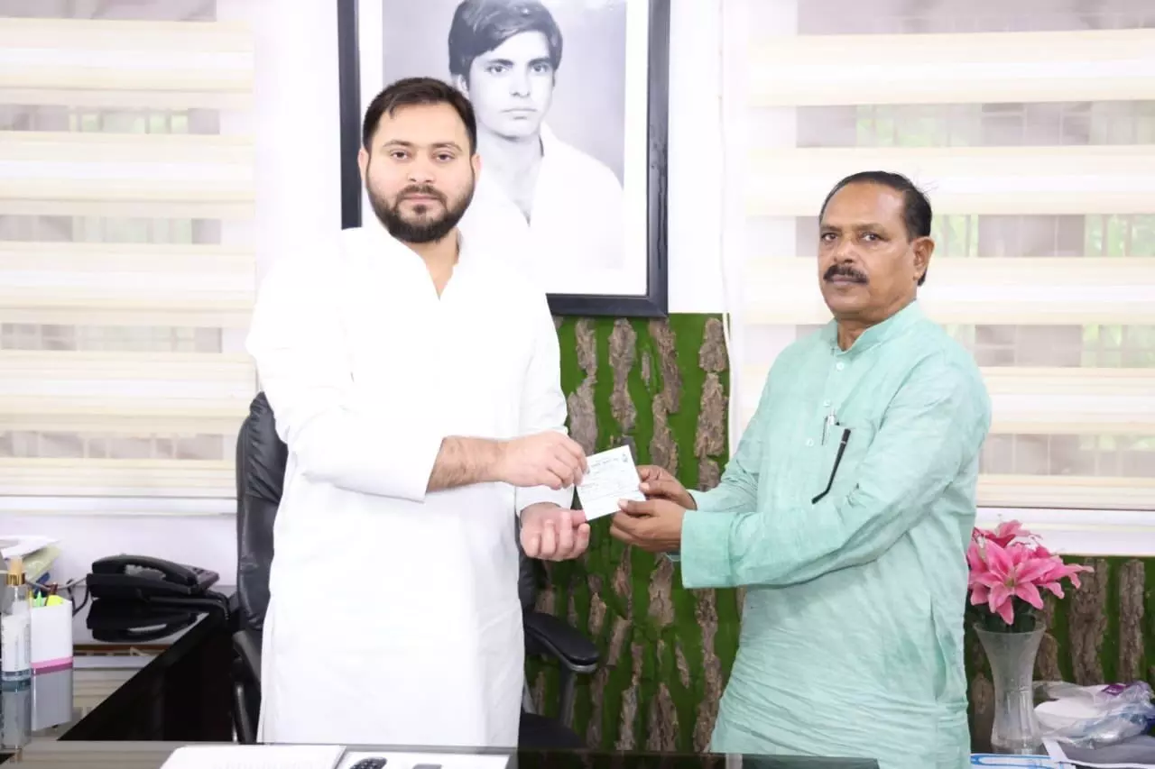 BIHAR: तेजस्वी ने दिया मायावती को बड़ा झटका! BSP के प्रदेश अध्यक्ष भरत बिंद RJD में हुए शामिल BIHAR: तेजस्वी ने दिया मायावती को बड़ा झटका! BSP के प्रदेश अध्यक्ष भरत बिंद RJD में हुए शामिल