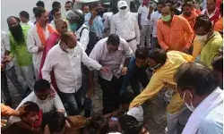 योगी राज: हाथरस मामले पर काला झंडा दिखाने पर सपा कार्यकर्ताओं पर टूट पड़े भाजपाई, चले लात-घूंसे