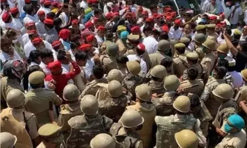 BREAKING: हज़ारों की संख्या में पीड़िता के गांव पहुंचे सपा कार्यकर्ता, पुलिस ने किया लाठीचार्ज BREAKING: हज़ारों की संख्या में पीड़िता के गांव पहुंचे सपा कार्यकर्ता, पुलिस ने किया लाठीचार्ज