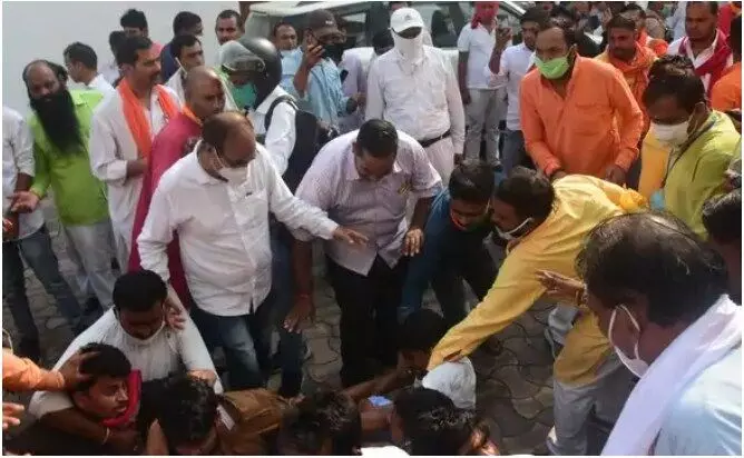 योगी राज: हाथरस मामले पर काला झंडा दिखाने पर सपा कार्यकर्ताओं पर टूट पड़े भाजपाई, चले लात-घूंसे योगी राज: हाथरस मामले पर काला झंडा दिखाने पर सपा कार्यकर्ताओं पर टूट पड़े भाजपाई, चले लात-घूंसे