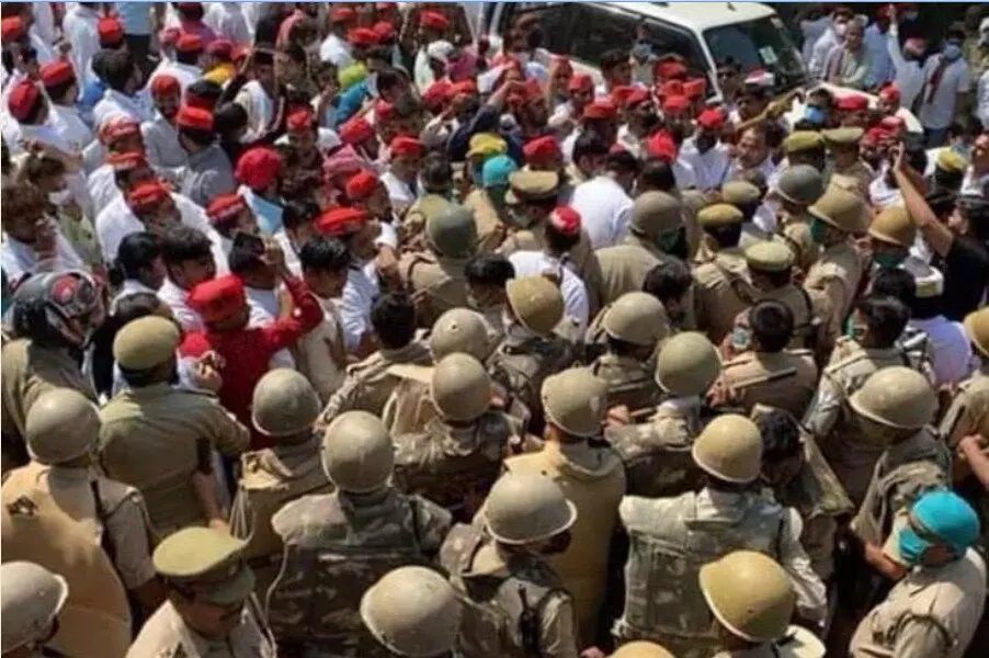 BREAKING: हज़ारों की संख्या में पीड़िता के गांव पहुंचे सपा कार्यकर्ता, पुलिस ने किया लाठीचार्ज BREAKING: हज़ारों की संख्या में पीड़िता के गांव पहुंचे सपा कार्यकर्ता, पुलिस ने किया लाठीचार्ज