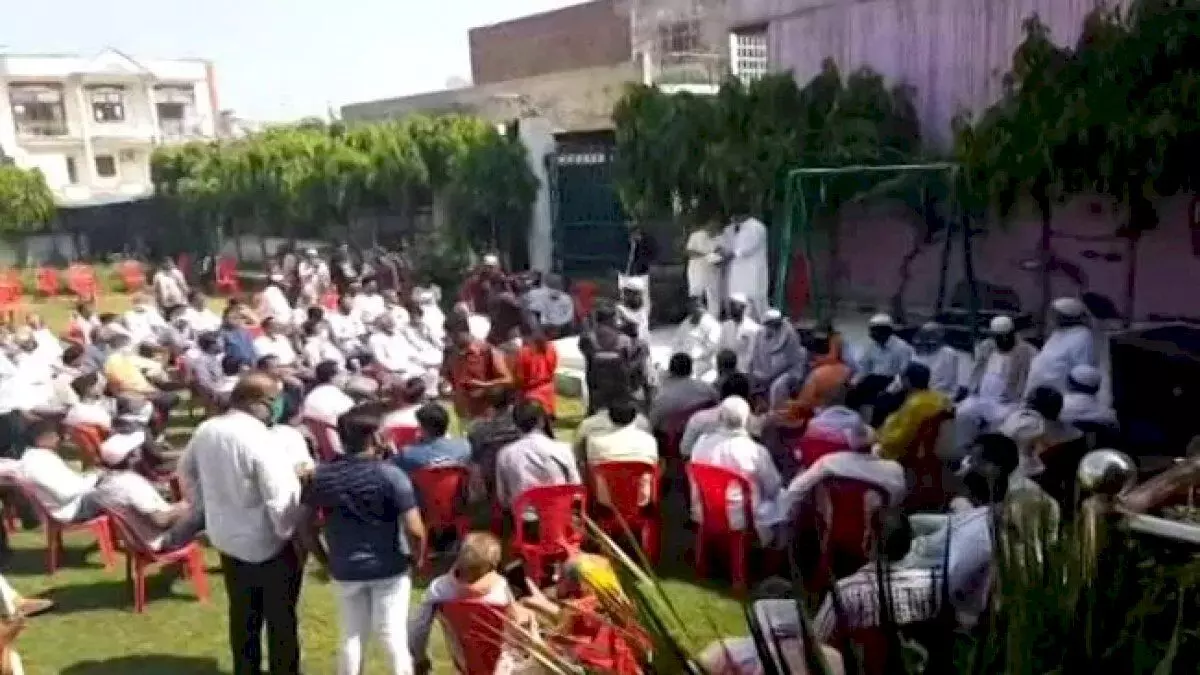 हाथरस रेप: गैंगरेप आरोपियों के समर्थन में सवर्णों ने लगाए नारे, बीजेपी नेता के घर हुई बैठक हाथरस रेप: गैंगरेप आरोपियों के समर्थन में सवर्णों ने लगाए नारे, बीजेपी नेता के घर हुई बैठक