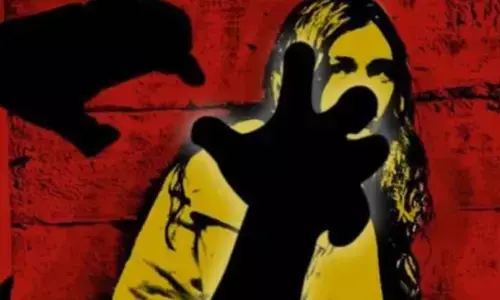 सीतापुर: योगी राज में फिर शिकार बनी बेटी, युवती को पेट्रोल डालकर जिंदा जलाया, पीड़िता की हालत गंभीर सीतापुर: योगी राज में फिर शिकार बनी बेटी, युवती को पेट्रोल डालकर जिंदा जलाया, पीड़िता की हालत गंभीर