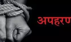 लखनऊ में दिनदहाड़े मां-बेटी का अपहरण, महिला के मोबाइल से मांगी 30 लाख की फिरौती लखनऊ में दिनदहाड़े मां-बेटी का अपहरण, महिला के मोबाइल से मांगी 30 लाख की फिरौती