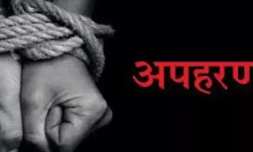 लखनऊ में दिनदहाड़े मां-बेटी का अपहरण, महिला के मोबाइल से मांगी 30 लाख की फिरौती लखनऊ में दिनदहाड़े मां-बेटी का अपहरण, महिला के मोबाइल से मांगी 30 लाख की फिरौती