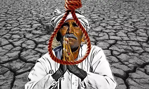 कर्ज में डूबे किसान ने फांसी लगाकर की आत्महत्या, खेत में पेड़ से लटका मिला शव कर्ज में डूबे किसान ने फांसी लगाकर की आत्महत्या, खेत में पेड़ से लटका मिला शव