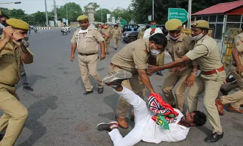 लखनऊ : हाथरस कांड के विरोध में सपाइयों ने मुख्यमंत्री आवास के सामने किया प्रदर्शन, लगाए योगी मुर्दाबाद के नारे लखनऊ : हाथरस कांड के विरोध में सपाइयों ने मुख्यमंत्री आवास के सामने किया प्रदर्शन, लगाए योगी मुर्दाबाद के नारे