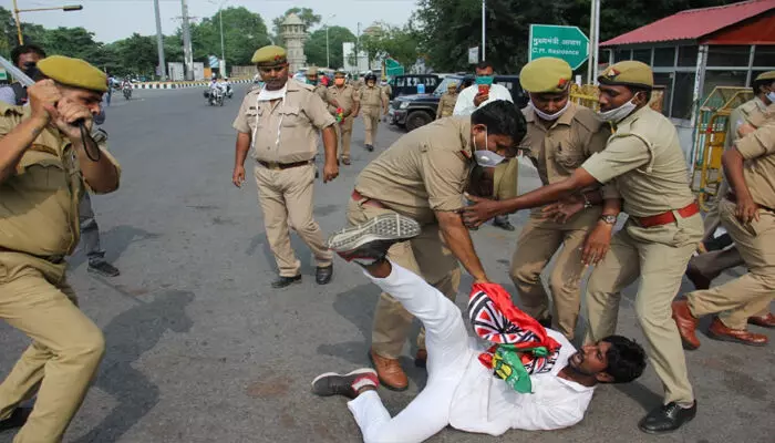 लखनऊ : हाथरस कांड के विरोध में सपाइयों ने मुख्यमंत्री आवास के सामने किया प्रदर्शन, लगाए योगी मुर्दाबाद के नारे
