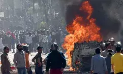 दिल्ली दंगों से जुड़े 7 वीडियो में पुलिसवाले बरसा रहे पत्थर?, गृह विभाग ने की कार्रवाई की मांग दिल्ली दंगों से जुड़े 7 वीडियो में पुलिसवाले बरसा रहे पत्थर?, गृह विभाग ने की कार्रवाई की मांग