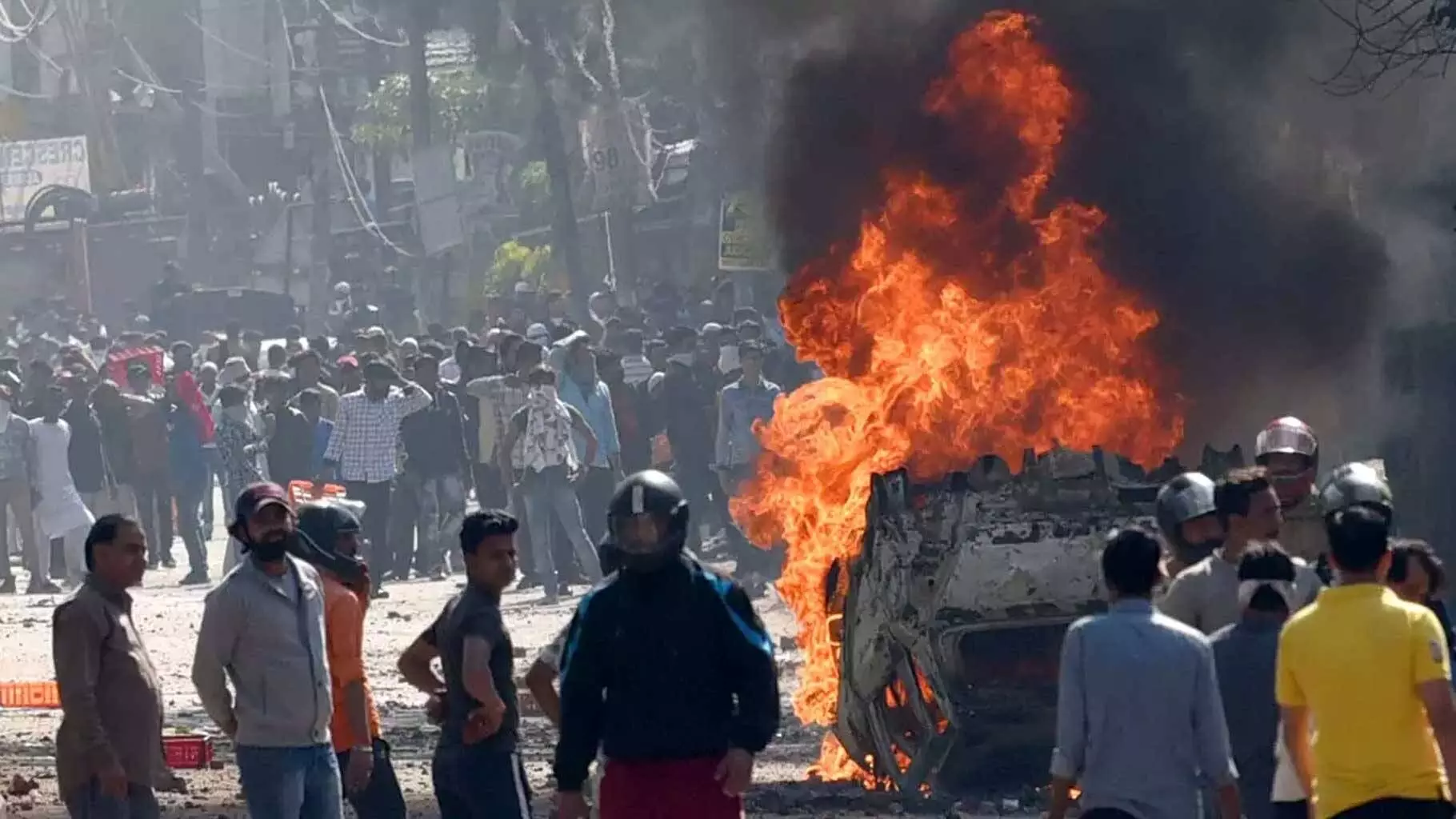 दिल्ली दंगों से जुड़े 7 वीडियो में पुलिसवाले बरसा रहे पत्थर?, गृह विभाग ने की कार्रवाई की मांग
