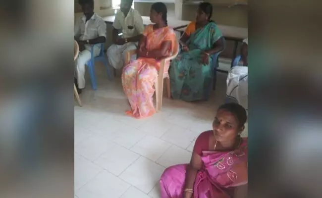 शर्मनाक: उच्च जाती के के लोगों के सामने दलित महिला को बैठक में जमीन पर बैठाया, जांच के आदेश