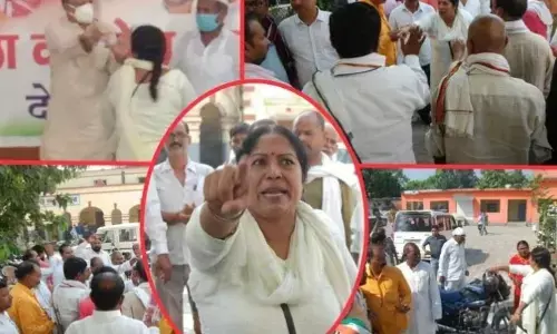 देवरिया: कांग्रेसियों ने महिला को पीटा, वीडियो वायरल, जानिए क्या था पूरा मामला? देवरिया: कांग्रेसियों ने महिला को पीटा, वीडियो वायरल, जानिए क्या था पूरा मामला?