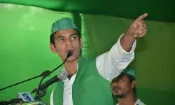 तेज प्रताप यादव ने बीजेपी-जेडीयू पर साधा निशाना, कहा-बेईमान जनादेश लूटेरों को बिहार से भगाना है तेज प्रताप यादव ने बीजेपी-जेडीयू पर साधा निशाना, कहा-बेईमान जनादेश लूटेरों को बिहार से भगाना है