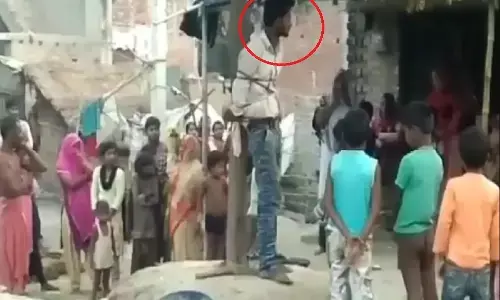 UP: अंधेरे में प्रेमिका से मिलने पहुंचे प्रेमी को दी तालिबानी सजा, नीम के पेड़ में बांधकर पीटा UP: अंधेरे में प्रेमिका से मिलने पहुंचे प्रेमी को दी तालिबानी सजा, नीम के पेड़ में बांधकर पीटा