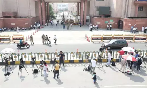 हाथरस कांड: सवालों के घेरे में योगी सरकार, परिवार ने हाईकोर्ट को बताई पूरी कहानी हाथरस कांड: सवालों के घेरे में योगी सरकार, परिवार ने हाईकोर्ट को बताई पूरी कहानी