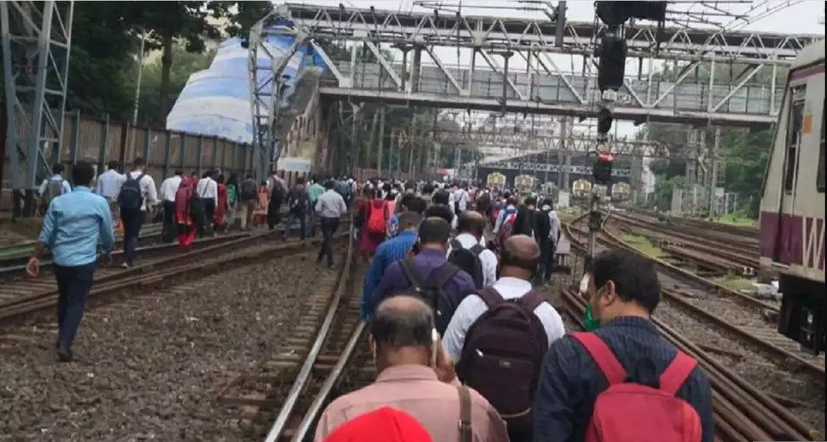 मुंबई में हाहाकार: ग्रिड का झटका बर्दाश्त नहीं कर पाई मायानगरी, सब कुछ हुआ ठप मुंबई में हाहाकार: ग्रिड का झटका बर्दाश्त नहीं कर पाई मायानगरी, सब कुछ हुआ ठप