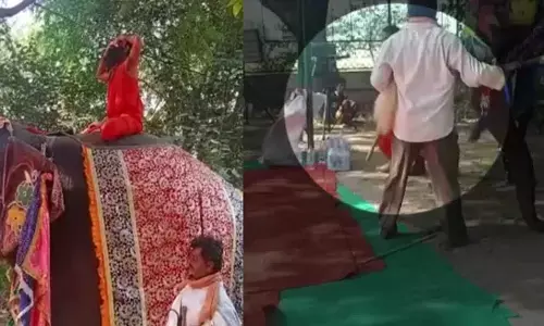 राम देव गिरे धड़ाम से: हाथी पर बैठ कर योग करना पड़ गया भारी, देखें VIDEO राम देव गिरे धड़ाम से: हाथी पर बैठ कर योग करना पड़ गया भारी, देखें VIDEO