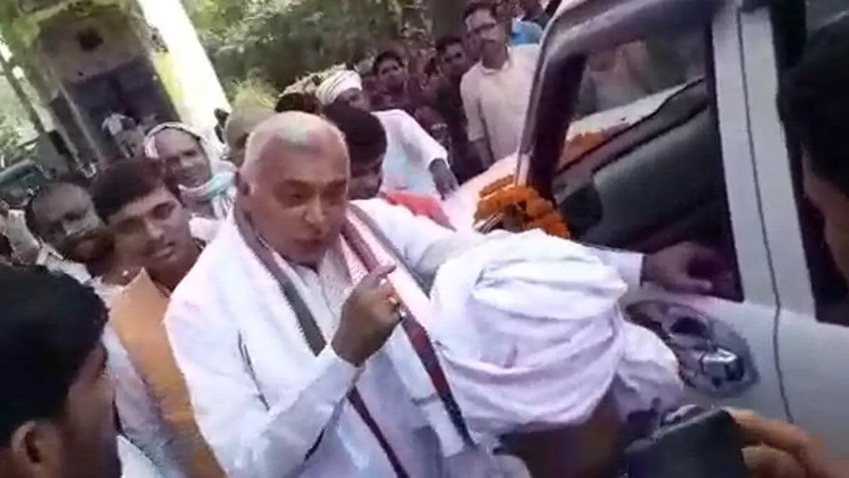 Bihar Election 2020: शुरू हुआ विरोध, NDA प्रत्याशी को घेर कर शिक्षकों ने लगाए मुर्दाबाद के नारे, ये है मामला