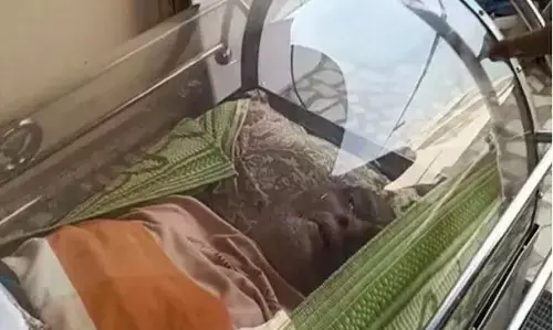 बूढ़े शख्स को जिन्दा फ्रीज़र में कर दिया बंद, परिवार कर रहा था मरने का इंतजार, ये है पूरा मामला बूढ़े शख्स को जिन्दा फ्रीज़र में कर दिया बंद, परिवार कर रहा था मरने का इंतजार, ये है पूरा मामला