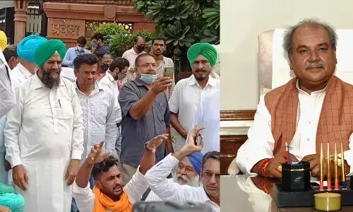 किसानों के साथ मीटिंग में नहीं पहुंचे कृषि मंत्री, सरकार पर भड़के किसानों ने फाड़ दी कृषि बिल की कॉपियां किसानों के साथ मीटिंग में नहीं पहुंचे कृषि मंत्री, सरकार पर भड़के किसानों ने फाड़ दी कृषि बिल की कॉपियां