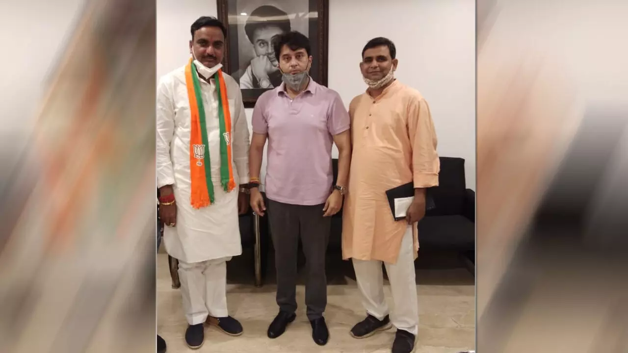 मध्य प्रदेश में चुनाव से पहले कांग्रेस को एक और झटका, इस कांग्रेसी नेता ने ज्वाइन किया भाजपा मध्य प्रदेश में चुनाव से पहले कांग्रेस को एक और झटका, इस कांग्रेसी नेता ने ज्वाइन किया भाजपा