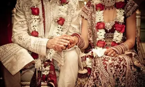 महिला थानाध्यक्ष को महंगा पड़ा थाने में प्रेमी जोड़े की शादी करवाना, जानें क्यों? महिला थानाध्यक्ष को महंगा पड़ा थाने में प्रेमी जोड़े की शादी करवाना, जानें क्यों?