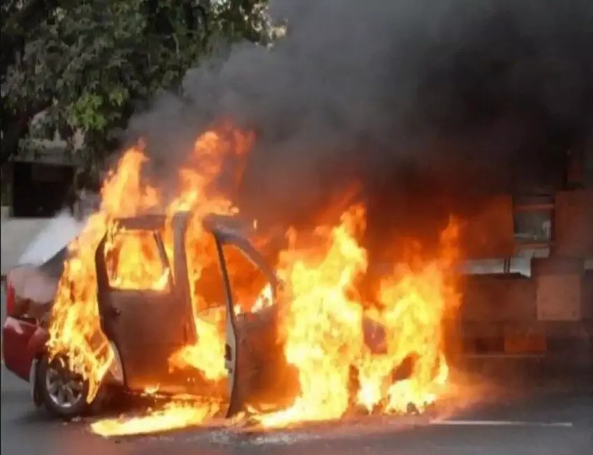 दर्दनाक: महाराष्ट्र में NCP नेता संजय शिंदे की गाड़ी में शॉर्ट सर्किट से लगी आग, जिंदा जले