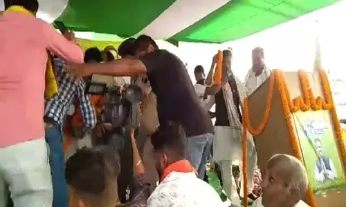 बिहार चुनाव :तेज प्रताप के ससुर चंद्रिका राय की चुनावी सभा के दौरान गिरा मंच, फिर देखिये क्या हुआ