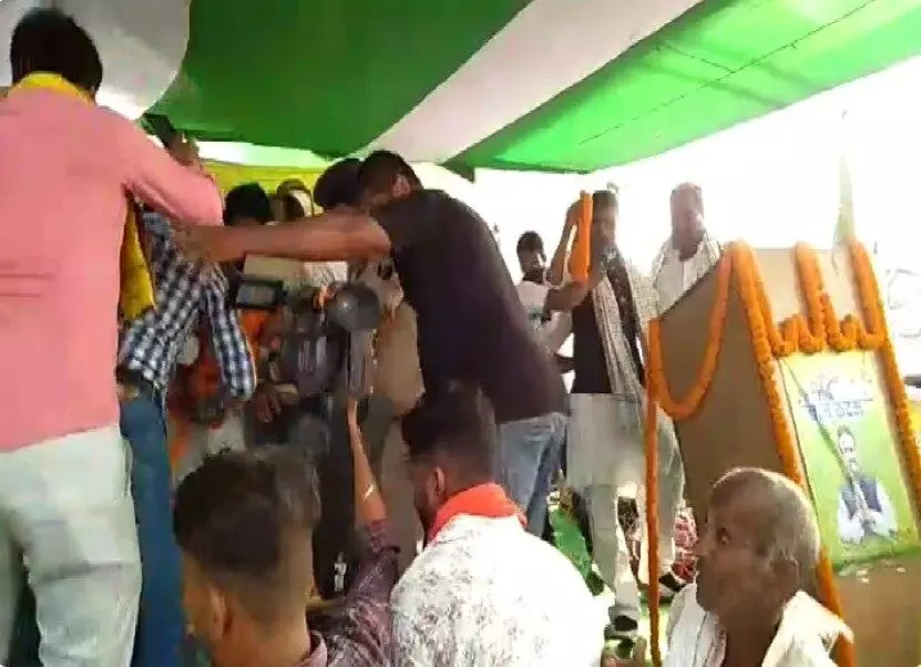 बिहार चुनाव :तेज प्रताप के ससुर चंद्रिका राय की चुनावी सभा के दौरान गिरा मंच, फिर देखिये क्या हुआ बिहार चुनाव :तेज प्रताप के ससुर चंद्रिका राय की चुनावी सभा के दौरान गिरा मंच, फिर देखिये क्या हुआ