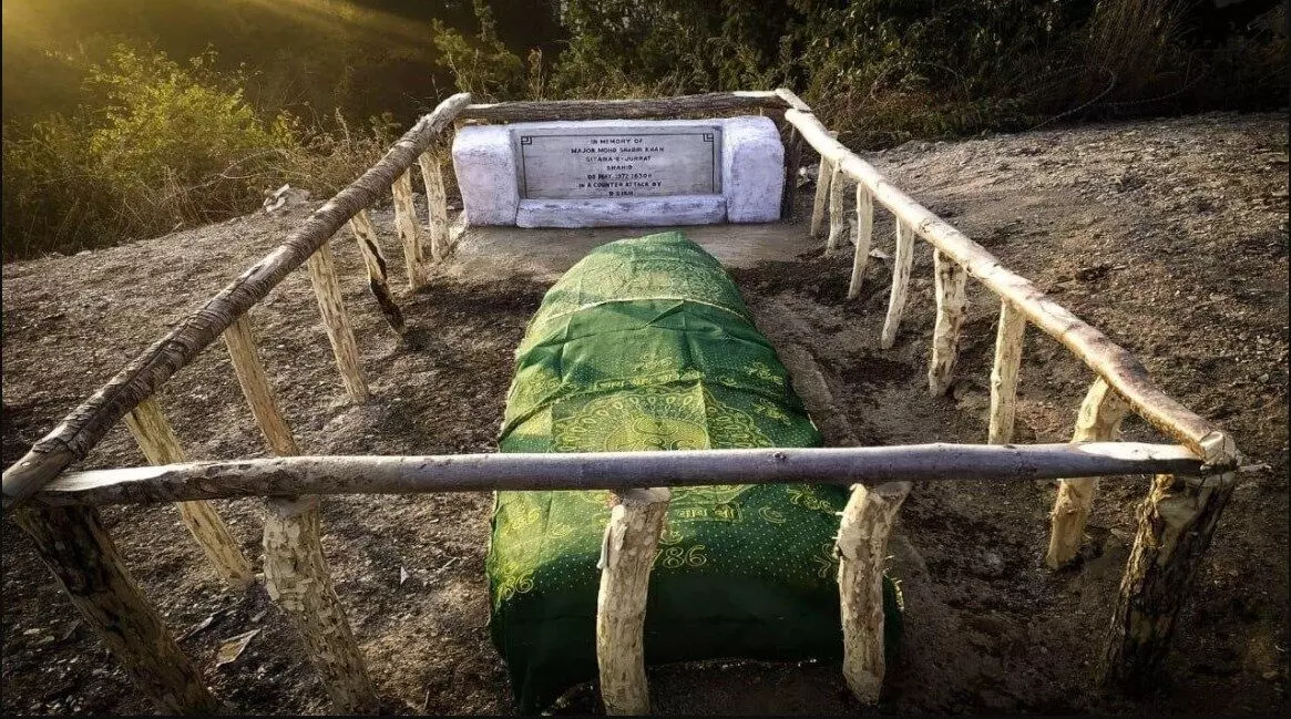 भारतीय सेना ने पाक सैनिक की कब्र की मरम्मत, कहा – शहीद सैनिक किसी भी देश का है सम्मान का हकदार भारतीय सेना ने पाक सैनिक की कब्र की मरम्मत, कहा – शहीद सैनिक किसी भी देश का है सम्मान का हकदार