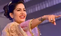 Sapna Choudhary Sexy Dance Video: सपना चौधरी ने तूफानी डांस से स्टेज पर मचाई धूम, दिखाई कातिलाना अदाएं Sapna Choudhary Sexy Dance Video: सपना चौधरी ने तूफानी डांस से स्टेज पर मचाई धूम, दिखाई कातिलाना अदाएं