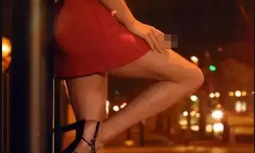 वीडियो कॉलिंग, ऑनलाइन सेक्स: कोरोना ने ग्राहक किए दूर तो कुछ ऐसा कर कमाई रही हैं सेक्स वर्कर्स वीडियो कॉलिंग, ऑनलाइन सेक्स: कोरोना ने ग्राहक किए दूर तो कुछ ऐसा कर कमाई रही हैं सेक्स वर्कर्स