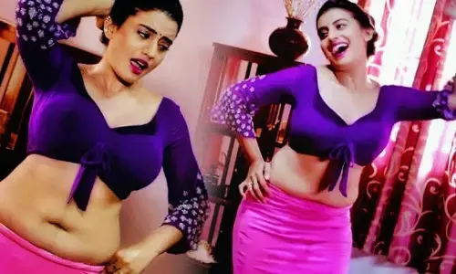 Bhojpuri Sexy Video: भोजपुरी गाने में अक्षरा सिंह का दिखा बिंदास अंदाज, जिला हउए आरा अहिजा पर किया जमकर डांस Bhojpuri Sexy Video: भोजपुरी गाने में अक्षरा सिंह का दिखा बिंदास अंदाज, जिला हउए आरा अहिजा पर किया जमकर डांस