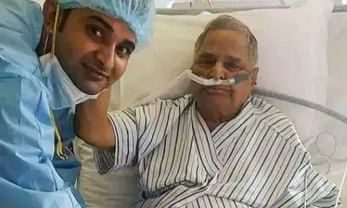 समाजवादी पार्टी के संरक्षक मुलायम सिंह यादव की तबियत में सुधार, वायरल जो रही है नेता जी की तस्वीर