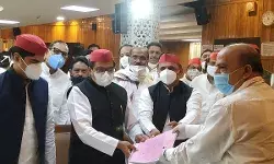 राज्यसभा के लिए सपा प्रत्याशी रामगोपाल यादव ने किया नामांकन, अखिलेश यादव भी रहे मौजूद