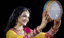 Karwa Chauth Vrat 2020 Paran: जानिए बताशा खाकर ही क्यों तोड़ना चाहिए करवा चौथ का व्रत?