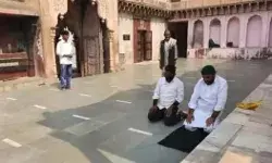 मंदिर में नमाज पढ़ते वक्त शांति रही, तसवीर पर बरपा हंगामा मंदिर में नमाज पढ़ते वक्त शांति रही, तसवीर पर बरपा हंगामा