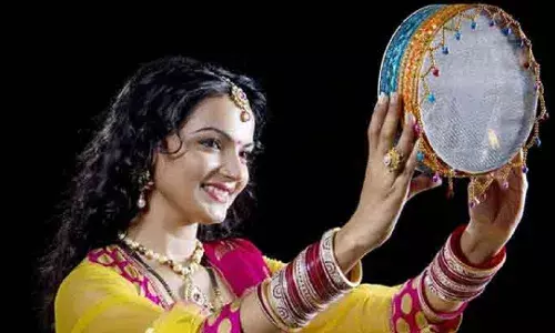 Karwa Chauth Vrat 2020 Paran: जानिए बताशा खाकर ही क्यों तोड़ना चाहिए करवा चौथ का व्रत?