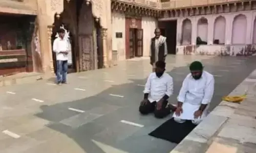 मंदिर में नमाज पढ़ते वक्त शांति रही, तसवीर पर बरपा हंगामा