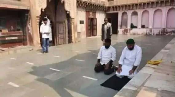 मंदिर में नमाज पढ़ते वक्त शांति रही, तसवीर पर बरपा हंगामा