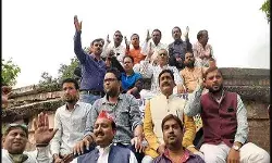 UP SP leaders picket up the issue of tank repairing