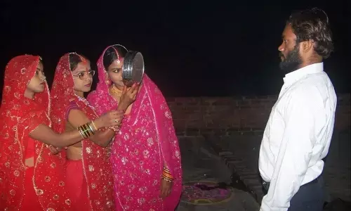 UP : तीन सगी बहनों ने एक ही शख्स से की शादी, करवा चौथ पर तीनों पत्नियों ने पति को छलनी में एक साथ देखा UP : तीन सगी बहनों ने एक ही शख्स से की शादी, करवा चौथ पर तीनों पत्नियों ने पति को छलनी में एक साथ देखा