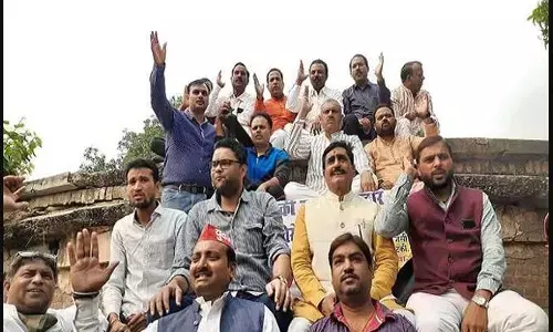 UP SP leaders picket up the issue of tank repairing UP SP leaders picket up the issue of tank repairing
