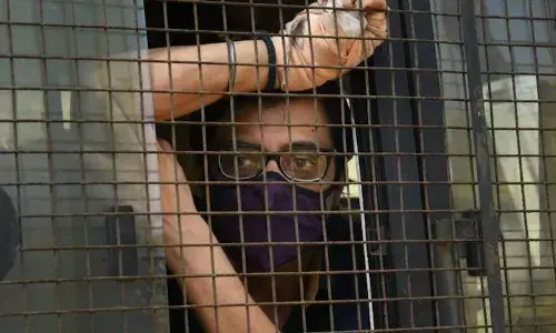 अर्णब गोस्वामी की गिरफ्तारी: BJP को इमरजेंसी जैसे हालात अब क्यों आए याद? अर्णब गोस्वामी की गिरफ्तारी: BJP को इमरजेंसी जैसे हालात अब क्यों आए याद?