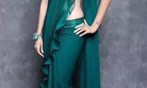 Bollywood Actress Saree Look: देसी प्रियंका चोपड़ा से लेकर सनी लियोनी का साड़ी में देखें खूबसूरत अवतार