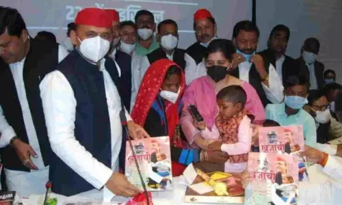 अखिलेश यादव ने खजांची के परिवार को लखनऊ बुलाकर मनाया जन्मदिन, नोटबंदी से जुड़ी है कहानी अखिलेश यादव ने खजांची के परिवार को लखनऊ बुलाकर मनाया जन्मदिन, नोटबंदी से जुड़ी है कहानी