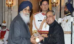 कृषि कानूनों पर विरोध जारी, किसानों के समर्थन में प्रकाश सिंह बादल ने लौटाया पद्म विभूषण कृषि कानूनों पर विरोध जारी, किसानों के समर्थन में प्रकाश सिंह बादल ने लौटाया पद्म विभूषण