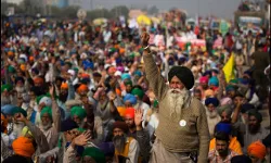 किसानों के समर्थन में अवार्ड वापसी का सिलसिला जारी, कई लेखकों ने लौटाया साहित्य अकादमी पुरस्कार