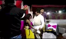 बिहार के बीजेपी नेता के फूहड़ डांस का वीडियो वायरल, राजीव रंजन तिवारी ने महिला के साथ लगाए ठुमके बिहार के बीजेपी नेता के फूहड़ डांस का वीडियो वायरल, राजीव रंजन तिवारी ने महिला के साथ लगाए ठुमके